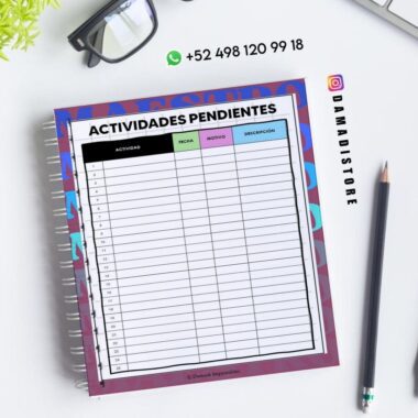 Un cuaderno de espiral con una página de planificación de "Actividades Pendientes", un lápiz negro, un clip y un bloc de notas sobre un escritorio blanco. A la derecha se ven los datos de contacto y "@damadistore".