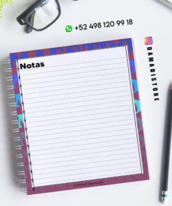 Sobre un escritorio blanco, con un bolígrafo negro, gafas y una maceta cerca, hay un cuaderno de espiral abierto con una página rayada titulada 