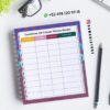 Agenda docente primaria 2025-2026 letras 16 Un cuaderno de espiral sobre un escritorio muestra un gráfico titulado