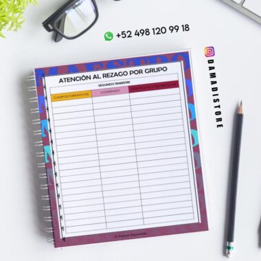 Un cuaderno de espiral que muestra un gráfico titulado "ATENCIÓN AL REZAGO POR GRUPO" con columnas para "Campos Formativos," "Contenido," y "Estrategias a Desarrollar." Cerca hay un lápiz, una planta, gafas y datos de contacto.