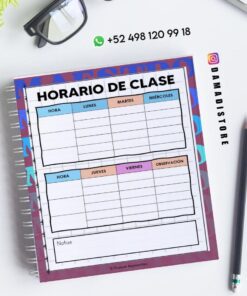 Un colorido cuaderno de planificación de clases sobre un escritorio con secciones para días y notas. Cerca hay unas gafas, una planta y un bolígrafo. La información de contacto y @damadistore aparecen en el cuaderno y alrededor de la imagen.