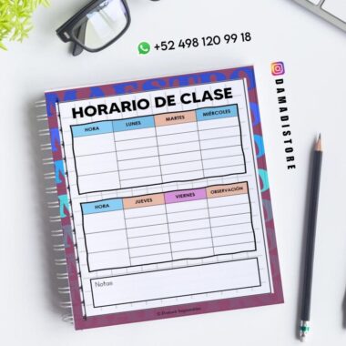 Un colorido cuaderno de planificación de clases sobre un escritorio con secciones para días y notas. Cerca hay unas gafas, una planta y un bolígrafo. La información de contacto y @damadistore aparecen en el cuaderno y alrededor de la imagen.