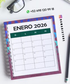 Una agenda de enero de 2026 está sobre un escritorio con un lápiz, una planta y unas gafas cerca. En la imagen aparece un número de contacto de WhatsApp y la cuenta de Instagram @damadistore.
