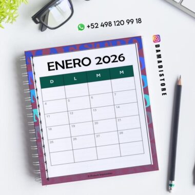 Una agenda de enero de 2026 está sobre un escritorio con un lápiz, una planta y unas gafas cerca. En la imagen aparece un número de contacto de WhatsApp y la cuenta de Instagram @damadistore.