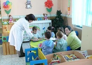 nenes jardin leyendo eb biblioteca