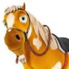 Personaje animado de un caballo marrón y blanco con silla y brida, con grandes ojos azules y un mechón de pelo rubio en la cabeza, que luce alegre sobre un fondo blanco. ¡Este encantador miembro de Animales Domésticos en inglés seguramente capturará tu corazón!