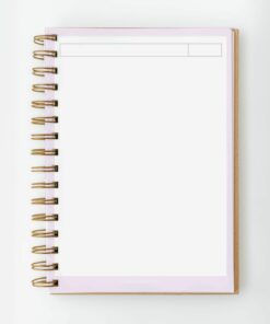 Un Cuaderno PDF abierto Mang BT21 BTS 135 hojas con anillas doradas y una página blanca en blanco. La página tiene una sección con un borde rectangular en la parte superior, posiblemente para un encabezado o título, y otra sección con un borde más pequeño en el lado derecho, potencialmente para notas o fechas. Perfecto para personalizar con temas BTS o BT21.
