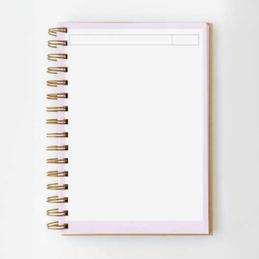Un Cuaderno PDF abierto Mang BT21 BTS 135 hojas con anillas doradas y una página blanca en blanco. La página tiene una sección con un borde rectangular en la parte superior, posiblemente para un encabezado o título, y otra sección con un borde más pequeño en el lado derecho, potencialmente para notas o fechas. Perfecto para personalizar con temas BTS o BT21.