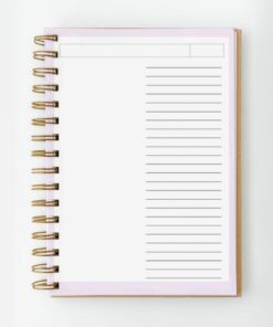 El Cuaderno PDF Mang BT21 BTS 135 hojas, encuadernado en espiral y en color pastel, presenta páginas rayadas y secciones con bordes en la parte superior para escribir categorías o fechas. El cuaderno abierto se encuentra sobre una superficie blanca.