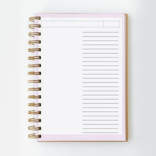 El Cuaderno PDF Mang BT21 BTS 135 hojas, encuadernado en espiral y en color pastel, presenta páginas rayadas y secciones con bordes en la parte superior para escribir categorías o fechas. El cuaderno abierto se encuentra sobre una superficie blanca.