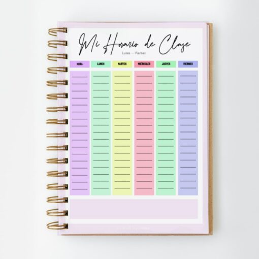 Un Cuaderno PDF Mang BT21 BTS 135 hojas está abierto en una página de programación semanal titulada "Mi Horario de Clase" de lunes a viernes. Cada día está codificado por colores (púrpura, verde, rosa, azul y amarillo) con filas para escribir en actividades o clases diarias.