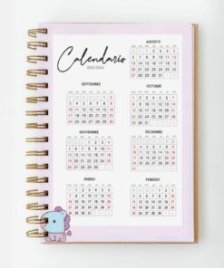 Se abre un Cuaderno PDF Mang BT21 BTS 135 hojas para mostrar un calendario para 2023-2024 en italiano. El calendario abarca de agosto a febrero y está cuidadosamente organizado en formato de cuadrícula. Una linda caricatura de Mang BT21 decora la esquina inferior izquierda de la página, agregando un toque divertido.