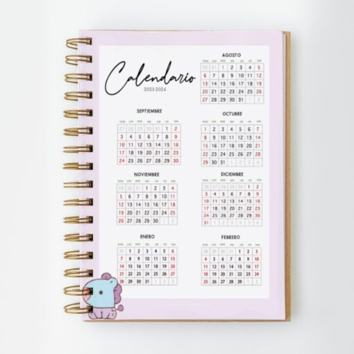 Se abre un Cuaderno PDF Mang BT21 BTS 135 hojas para mostrar un calendario para 2023-2024 en italiano. El calendario abarca de agosto a febrero y está cuidadosamente organizado en formato de cuadrícula. Una linda caricatura de Mang BT21 decora la esquina inferior izquierda de la página, agregando un toque divertido.