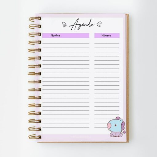 Cuaderno PDF Mang BT21 BTS de 135 hojas encuadernado en espiral con portada blanca y violeta claro, titulado "Agenda" en la parte superior. A continuación hay dos columnas denominadas "Nombre" y "Número" en español. Un lindo y pequeño personaje animal de dibujos animados BT21 se encuentra en la esquina inferior derecha.