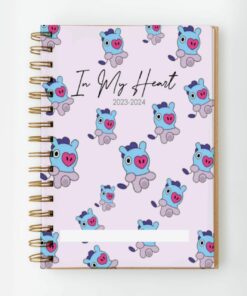 Un Cuaderno PDF encuadernado en espiral Mang BT21 BTS de 135 hojas con una cubierta rosa con lindos cerdos de dibujos animados BT21 azules y morados y el texto 