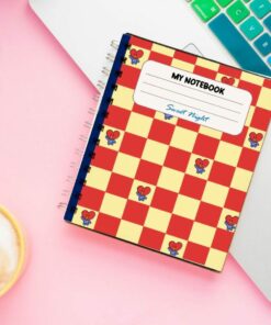 Un Cuaderno PDF TATA BT21 BTS con tapa a cuadros rojos y amarillos, adornado con ilustraciones de corazones y flores de TATA BT21, etiquetado 