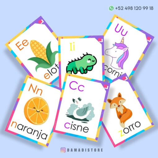 Abecedario de pared (fondo blanco) con letras e imágenes correspondientes en español sobre un fondo blanco. Fila superior: "E" de elote (maíz), "I" de iguana, "U" de unicornio (unicornio). Fila inferior: "N" de naranja, "C" de cisne y "Z" de zorro. Información de contacto en segundo plano.