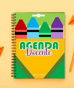 Una colorida Agenda docente primaria ciclo 23-24 se encuentra sobre una superficie amarilla. La portada presenta ilustraciones a crayones y las palabras 