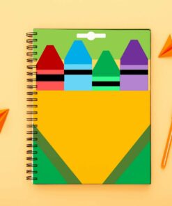 Un cuaderno colorido con encuadernación en espiral se encuentra sobre un fondo naranja. La portada presenta un gran gráfico a lápiz amarillo con cuatro dibujos a lápiz en la parte superior en rojo, azul, verde y morado. Al lado del cuaderno se encuentran dos pequeños aviones de papel naranja y un bolígrafo naranja, perfecto para cualquier agenda docente primaria ciclo 23-24.