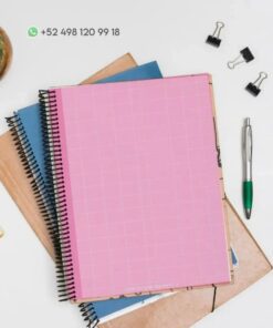 Una imagen plana muestra un espacio de trabajo con un cuaderno de espiral rosa colocado encima de otros cuadernos, incluido un Cuaderno de raya Mariposa PDF, junto con un bolígrafo, dos clips para carpetas y una pequeña planta en maceta. En la esquina superior izquierda se muestra un número de contacto de WhatsApp, 