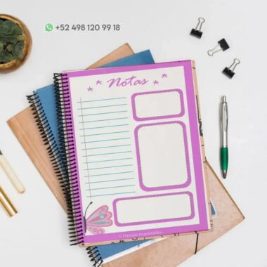 Un colorido Cuaderno de raya Mariposa PDF con la palabra "Notas" en la portada, con secciones rayadas y en blanco adornadas con ilustraciones de mariposas. El cuaderno se encuentra encima de otros cuadernos, rodeado por un bolígrafo, una planta suculenta, un resaltador y algunos clips para carpetas. En la parte superior se ve un número de teléfono.
