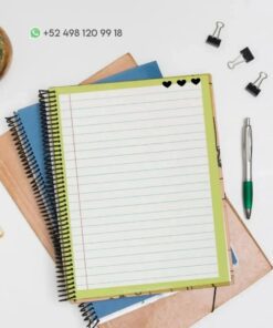Un escritorio cuidadosamente organizado presenta un cuaderno de espiral abierto con páginas rayadas y tres íconos de corazones en la parte superior. Alrededor del PDF Cuaderno de raya Mariposa hay otros cuadernos cerrados, un bolígrafo, clips para carpetas y una planta en una maceta. Sobre los cuadernos se ve un número de WhatsApp.