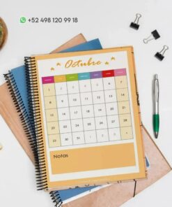 Un escritorio con un calendario encuadernado en espiral para octubre encima de varios cuadernos de raya Mariposa PDF. El calendario está codificado por colores y tiene espacio para notas en la parte inferior. También sobre el escritorio hay una planta, un bolígrafo turquesa, un bolígrafo blanco, un clip para carpetas y dos sujetapapeles. Arriba se muestra un número de teléfono.
