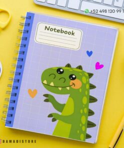Un Cuaderno de raya con diseño dinosaurio PDF encuadernado en espiral con una cubierta de color violeta claro que presenta un diseño de dinosaurio y corazones de colores. La etiqueta dice 