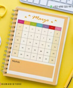 Un calendario encuadernado en espiral para marzo se muestra sobre un fondo amarillo, junto a un teclado, un lápiz y un papel. El calendario incluye una sección de bloc de notas en la parte inferior y tiene títulos de sección multicolores. Un número de contacto está escrito en la esquina superior derecha. Al lado hay un cuaderno de raya con diseño dinosaurio PDF.