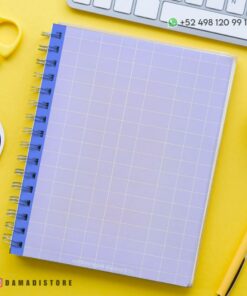 Una vista superior de un cuaderno de espiral de color púrpura pastel con un patrón de cuadrícula sobre una superficie amarilla. Cerca hay un teclado, un bolígrafo amarillo, una pieza decorativa blanca e información de contacto con un ícono de WhatsApp. El PDF Cuaderno de raya con diseño dinosaurio presenta el identificador de Instagram 