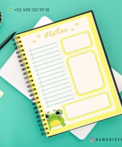 Un Cuaderno de raya con diseño de rana con secciones para notas se asienta sobre una tableta blanca sobre un fondo turquesa. También se ven una pequeña planta, notas adhesivas y un número de teléfono (+52 498 120 99 18). El cuaderno lleva la marca 