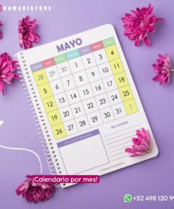 Una foto de un calendario encuadernado en espiral que muestra el mes de mayo (Mayo en español) sobre un fondo violeta pastel con flores rosas a su alrededor. La Agenda color pastel 2024 incluye espacio para notas y recordatorios importantes. Los detalles de contacto y los identificadores son visibles, con texto que enfatiza un calendario mensual.