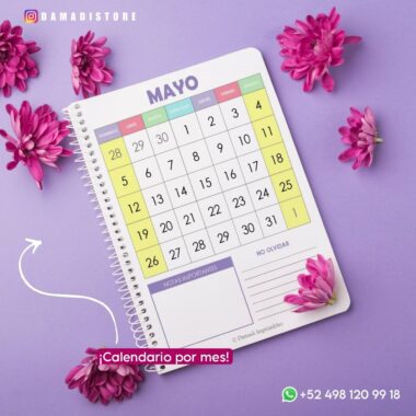 Una foto de un calendario encuadernado en espiral que muestra el mes de mayo (Mayo en español) sobre un fondo violeta pastel con flores rosas a su alrededor. La Agenda color pastel 2024 incluye espacio para notas y recordatorios importantes. Los detalles de contacto y los identificadores son visibles, con texto que enfatiza un calendario mensual.