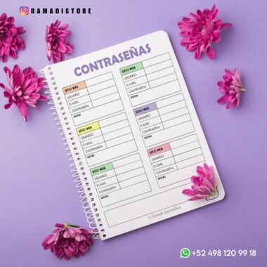 Una agenda encuadernada en espiral titulada "Agenda color pastel 2024" se encuentra abierta sobre un fondo violeta pastel, rodeada de flores rosas. La página está dividida en secciones para nombres de sitios web, nombres de usuario, correos electrónicos y contraseñas. La información de contacto y el identificador de Instagram son visibles en la parte superior izquierda y en la parte inferior derecha.