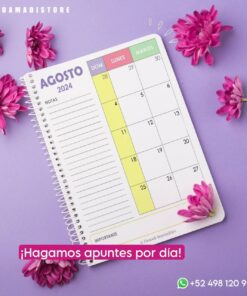 Un fondo violeta pastel con una Agenda color pastel 2024 rodeada de flores violetas. La agenda tiene una sección de notas a la izquierda y un calendario a la derecha. El texto 