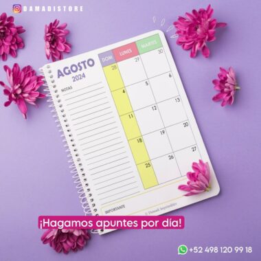 Un fondo violeta pastel con una Agenda color pastel 2024 rodeada de flores violetas. La agenda tiene una sección de notas a la izquierda y un calendario a la derecha. El texto "¡Hagamos apuntes por día!" Se muestra, junto con un número de contacto de WhatsApp en la parte inferior.