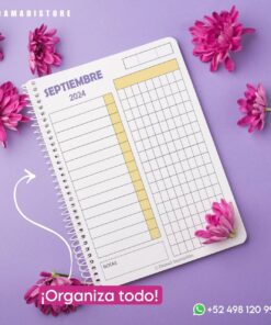 Una Agenda 2024 de color pastel permanece abierta hasta septiembre de 2024 sobre una superficie violeta adornada con flores rosas. El planificador incluye secciones para notas y tareas diarias. Una notificación en la parte inferior dice 