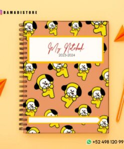 Un cuaderno de espiral con cubierta naranja que muestra un perro de dibujos animados en varias poses con una sudadera con capucha amarilla. En la portada está escrito 