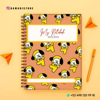 Un cuaderno de espiral con cubierta naranja que muestra un perro de dibujos animados en varias poses con una sudadera con capucha amarilla. En la portada está escrito "Mi Cuaderno 2023-2024". Alrededor del cuaderno se colocan dos aviones de papel naranja y un bolígrafo naranja. Información de contacto de Instagram y WhatsApp incluida para el Paquete de cuadernos BT21 PDF.