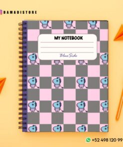 Imagen de un cuaderno de espiral con tapa a cuadros rosas y grises con un patrón de dibujos animados de elefantes azules y blancos. El título del cuaderno dice 