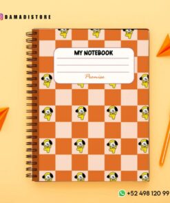 Un Paquete de cuadernos BT21 PDF con una cubierta a cuadros naranja y blanco, con un lindo diseño del personaje BT21. La etiqueta de la portada dice 