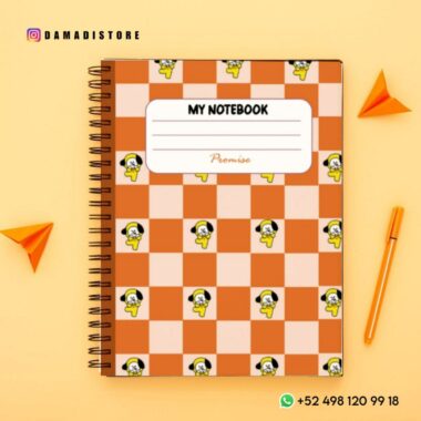 Un Paquete de cuadernos BT21 PDF con una cubierta a cuadros naranja y blanco, con un lindo diseño del personaje BT21. La etiqueta de la portada dice "MI CUADERNO" con "Promesa" debajo. Se muestran el identificador de Instagram "@DAMADISTORE", un número de WhatsApp y un pequeño icono de PDF. Cerca hay un bolígrafo naranja y aviones de papel.