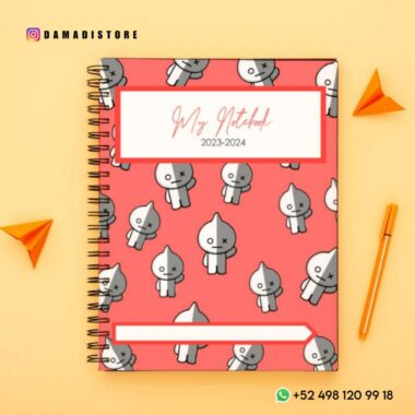 Un Paquete de cuadernos BT21 PDF con una cubierta roja con un patrón de lindos personajes de dibujos animados BT21. En la portada se lee "Mi cuaderno 2023-2024". Hay dos aviones de papel naranja y un bolígrafo naranja colocados alrededor del Paquete de cuadernos BT21 PDF. Los datos de contacto se muestran en la imagen.