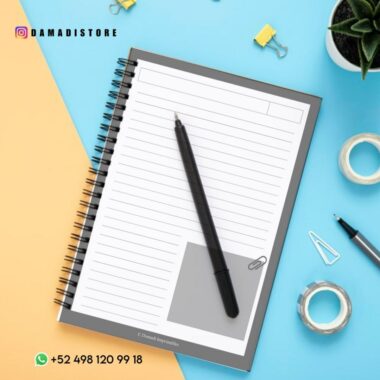 Sobre un escritorio hay un Cuaderno BT21 VAN encuadernado en espiral y con páginas a rayas. Un bolígrafo negro se apoya en diagonal sobre las páginas. Alrededor del cuaderno hay material de oficina: clips, un rollo de cinta adhesiva, una planta pequeña, clips para carpetas y un lápiz. La información de contacto se proporciona en la esquina inferior izquierda, debajo de una adorable pegatina BT21.