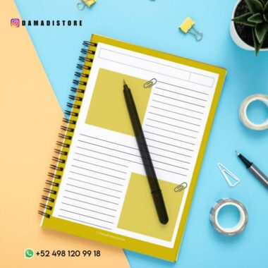 Sobre un escritorio hay un Cuaderno BT21 VAN de espiral abierto con tapa amarilla. El cuaderno tiene páginas rayadas y algunas notas adhesivas adjuntas. Un bolígrafo negro descansa sobre el Cuaderno BT21 VAN. Cerca hay una planta, vasos, cinta adhesiva, un clip y otro bolígrafo. El texto de la imagen incluye un identificador de Instagram @DAMADISTORE y un número de WhatsApp +52 498 120 99