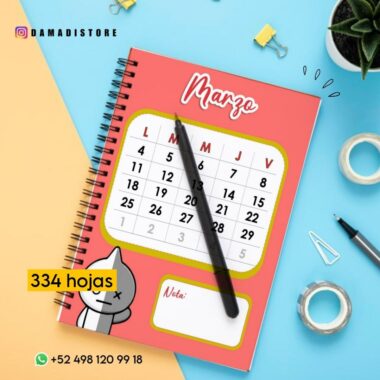 Un Cuaderno BT21 VAN de marzo con un gato de dibujos animados BT21, etiquetado "Marzo", muestra los días de la semana en español y espacio para notas. Se encuentra sobre un escritorio con artículos de papelería. El texto indica que tiene 334 páginas y la información de contacto se muestra a continuación.