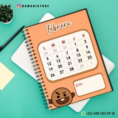 Un calendario encuadernado en espiral que muestra el mes de "Febrero" (febrero) con fechas marcadas en rojo y negro se encuentra en un Cuaderno BT21 Shooky blanco con una libreta amarilla y un clip cerca. Todos están colocados sobre un escritorio turquesa junto a una pequeña planta en maceta y BT21 Shooky. Los datos de contacto son visibles.