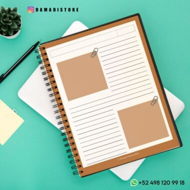 Imagen de un Cuaderno BT21 Shooky encuadernado en espiral con páginas en blanco con marcadores de posición para imágenes y texto. Un bolígrafo negro se encuentra en diagonal sobre el cuaderno, junto a una pequeña planta en una maceta y una pila de papeles. La información de contacto y el logotipo de BT21 Shooky son visibles en las esquinas superior e inferior.