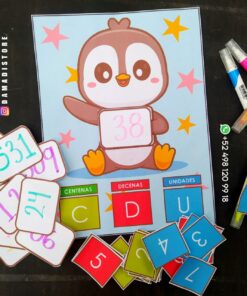 Un juego de mesa educativo de matemáticas, *Ubicando mis centenas, decenas y unidades*, que presenta un lindo pingüino de dibujos animados sosteniendo una tarjeta con el número 38. Alrededor del pingüino hay tarjetas coloridas con varios números, letras y palabras en español para enseñar el valor posicional ( centenas, decenas, unidades). También están presentes rotuladores y bolígrafos.