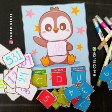 Un juego de mesa educativo de matemáticas, *Ubicando mis centenas, decenas y unidades*, que presenta un lindo pingüino de dibujos animados sosteniendo una tarjeta con el número 38. Alrededor del pingüino hay tarjetas coloridas con varios números, letras y palabras en español para enseñar el valor posicional ( centenas, decenas, unidades). También están presentes rotuladores y bolígrafos.